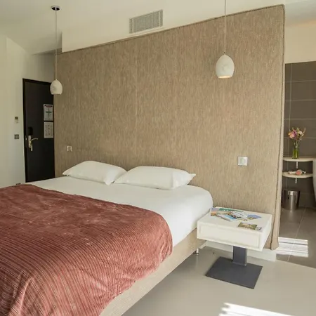 Piscine Montaigu 4*