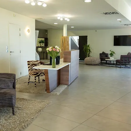 Hotel Piscine Montaigu 4*
